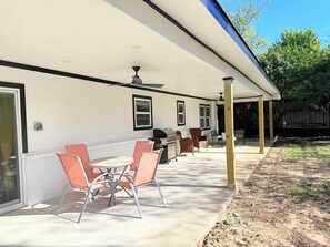 Outdoor dining - Visit Downtown Frisco Cozy & Relaxing Vacation Home (Frisco)