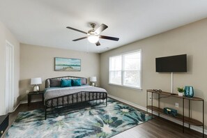 3 bedrooms, desk, iron/ironing board, free WiFi