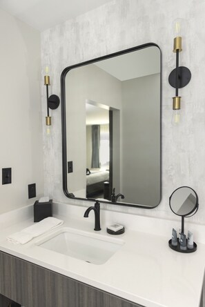 Douche, articles de toilette gratuits, sĂšche-cheveux