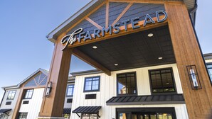 Un edificio con un cartel que dice "The Farmstead".
