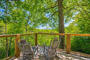 Property grounds - Winter Getaway in the Mountains | Hot Tub | Outdoor Fire pit ✨ (Pigeon Forge)