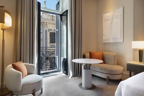 Phòng Deluxe, 1 giường cỡ king, không hút thuốc, quang cảnh thành phố (Balcony) | Bộ đồ giường cao cấp, minibar, két bảo mật tại phòng, bàn 