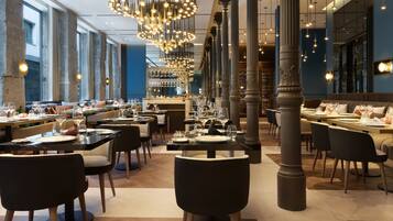 Serveert ontbijt, lunch, diner, Mediterrane gerechten