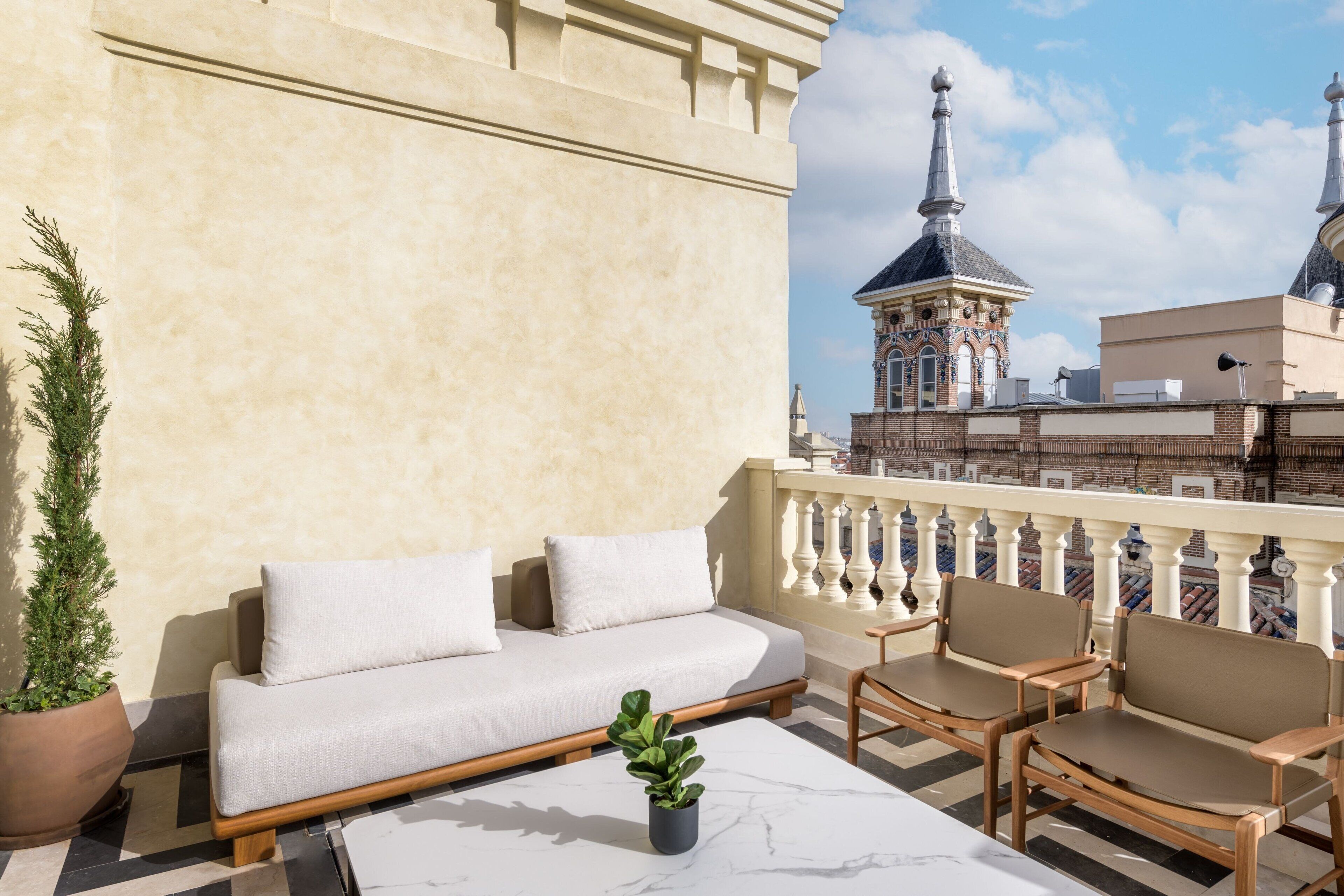 Junior suite, 1 kingsize bed, niet-roken, terras | Luxe beddengoed, een minibar, een kluis op de kamer, een bureau
