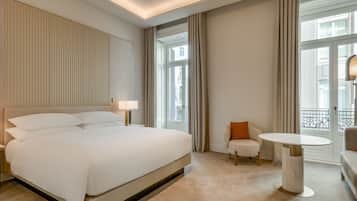 Premium kamer, 1 kingsize bed, niet-roken, uitzicht op de stad (Balcony) | Luxe beddengoed, een minibar, een kluis op de kamer, een bureau