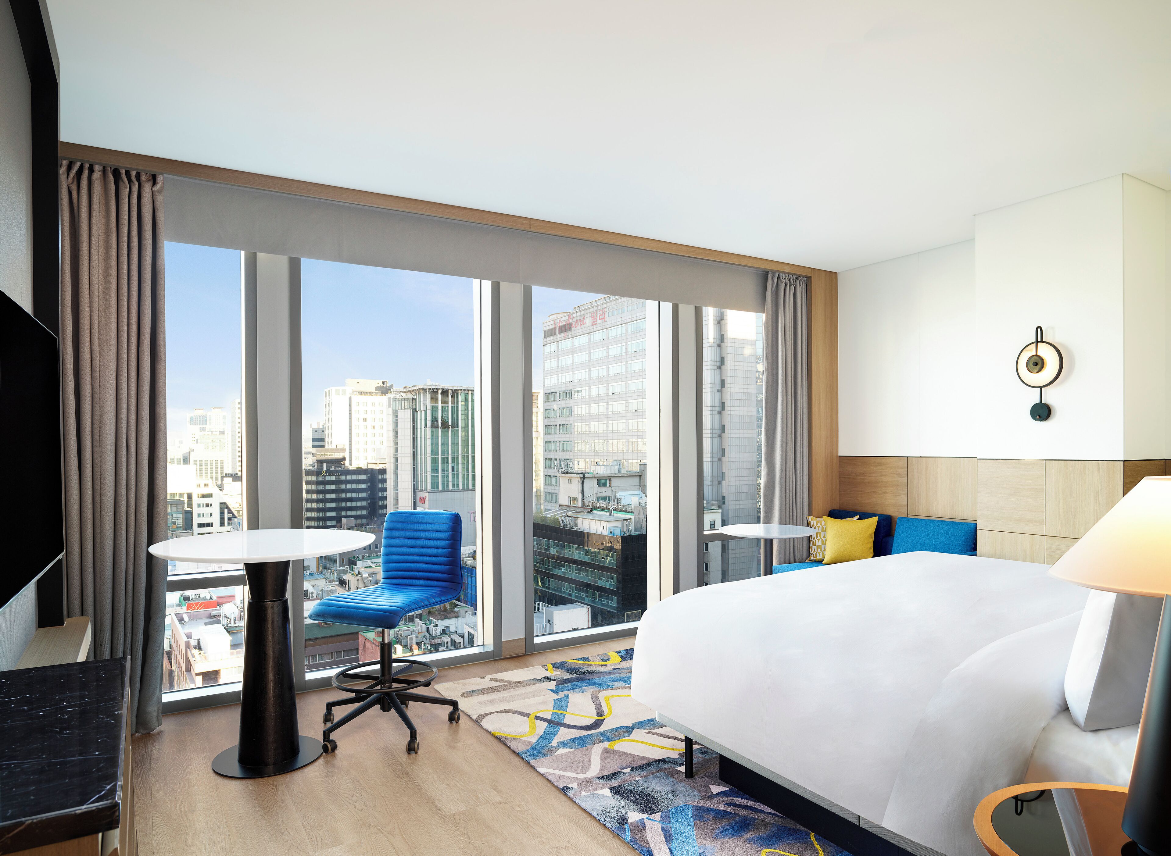 Ropa de cama de alta calidad, colchones con efecto memoria y minibar 