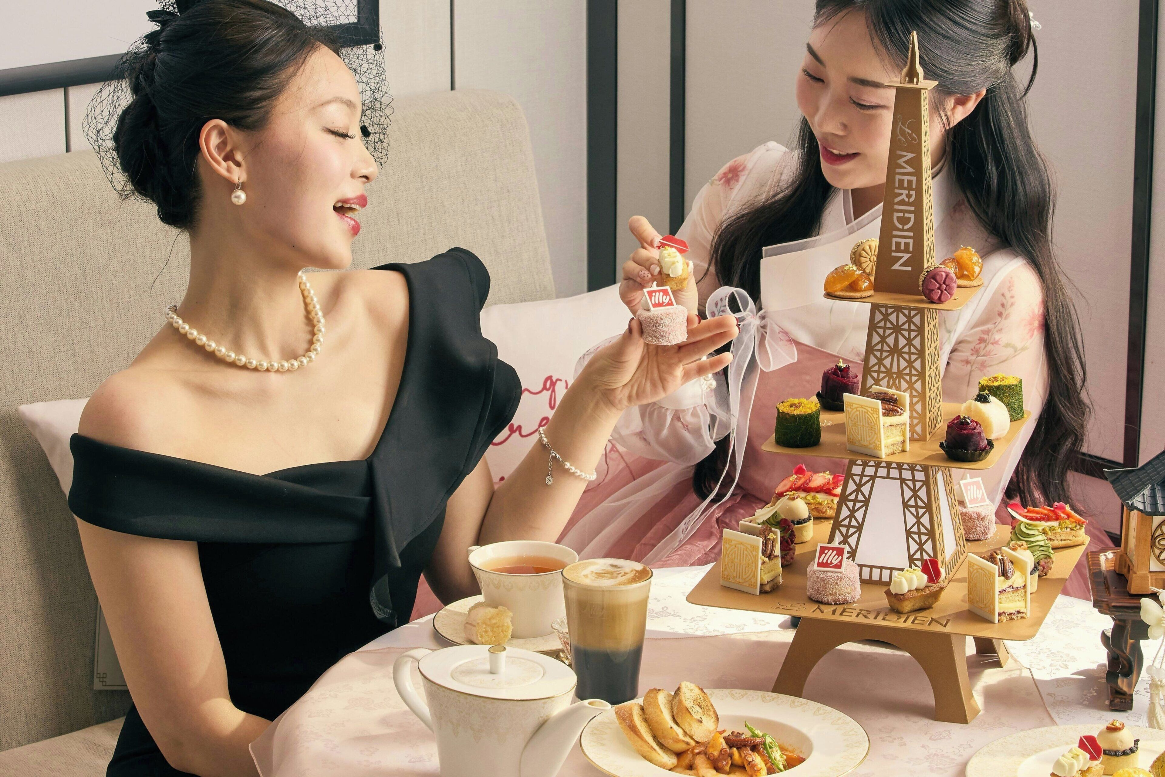 Breakfast, lunch, dinner served; international cuisine 