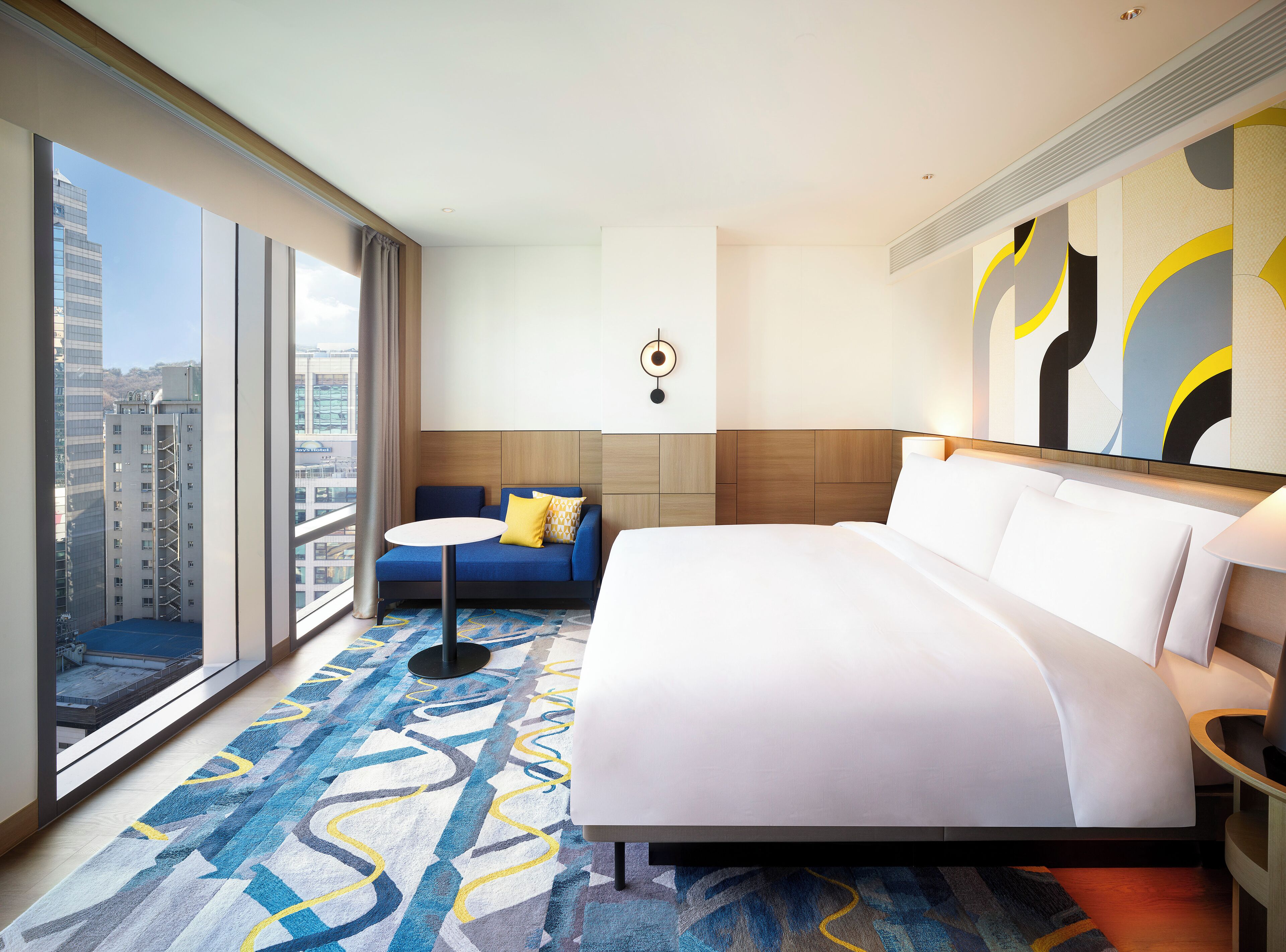 休閒客房, 1 張特大雙人床, 非吸煙房, 城市景 (Club Lounge Access for 2 Guests) | 高級寢具、記憶棉床墊、迷你吧、書桌