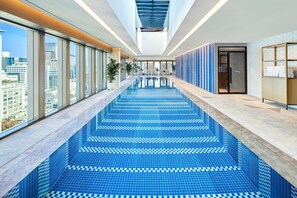 Una piscina cubierta