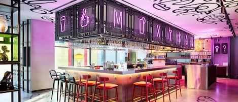 Serves breakfast and dinner