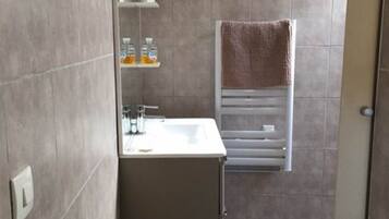 SĂšche-cheveux, serviettes fournies