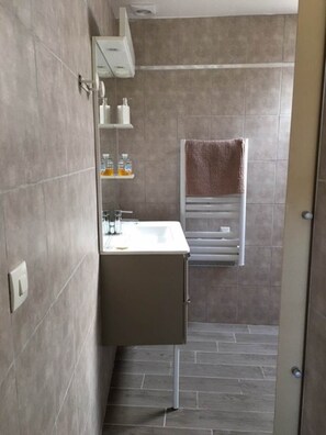 Een haardroger, handdoeken