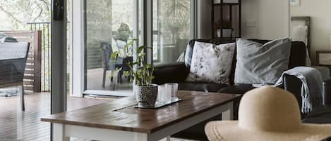 Smart-TV, Kamin, Bücher