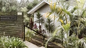 A wooden gate with a sign reading "Kookaburra Cottage". - Kookaburra - Private One Bedroom Cottage with Lake View (North Maleny)