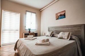 Superior kamer | 1 slaapkamer, een kluis op de kamer, een bureau, een laptopwerkplek