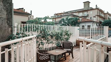 Double Room with terrace | 1 camera, una cassaforte in camera, una scrivania, postazione laptop