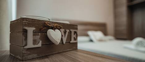 Una caja de madera con la palabra 'LOVE' y un corazón sobre una superficie de madera.