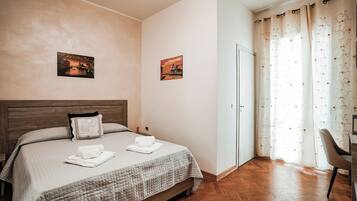 Double Room with terrace | 1 camera, una cassaforte in camera, una scrivania, postazione laptop