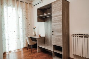 Superior kamer | 1 slaapkamer, een kluis op de kamer, een bureau, een laptopwerkplek