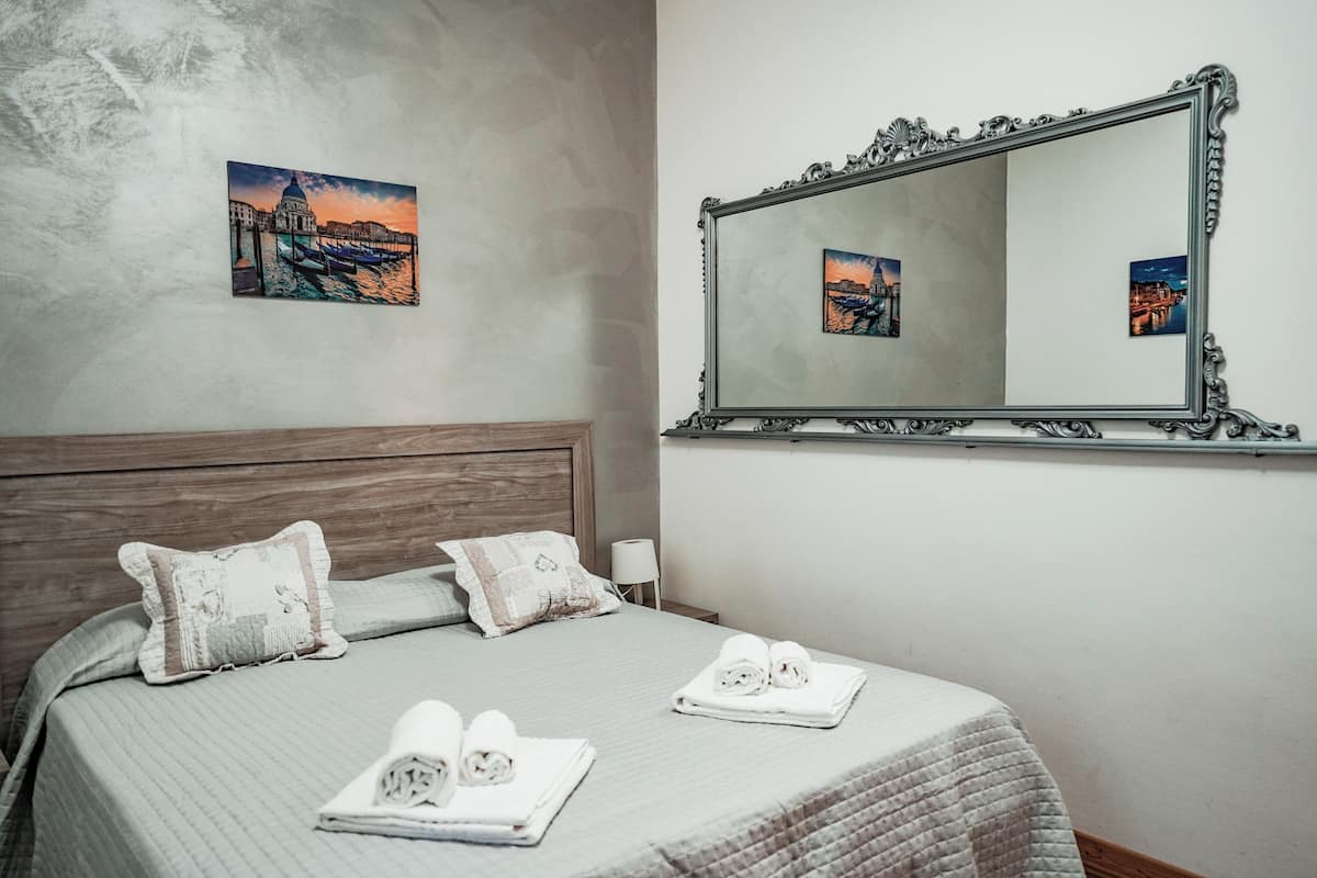 Double Room | 1 bedroom, in-room safe, desk, laptop workspace