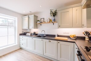 Microwave, oven, stovetop, dishwasher - Martlet Cottage Aldeburgh Air Manage Suffolk (Aldeburgh)