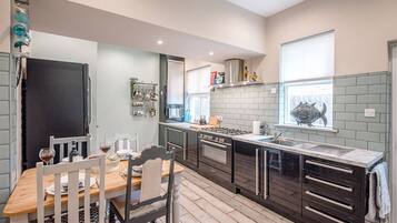 Microwave, stovetop, cookware/dishes/utensils