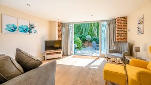 Living area - Maple Barn Rural Retreat (Norwich)