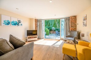 TV - Maple Barn Rural Retreat (Norwich)