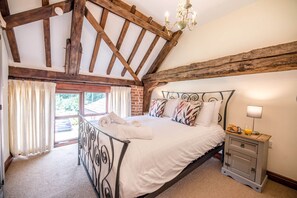 2 bedrooms, laptop workspace, iron/ironing board, free cribs/infant beds - Maple Barn Rural Retreat (Norwich)
