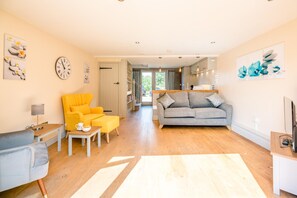 TV - Maple Barn Rural Retreat (Norwich)