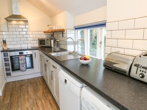 Fridge, dishwasher, electric kettle, toaster - Freemantle Lodge (Ventnor)