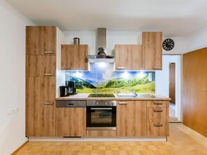 Kühlschrank, Mikrowelle, Ofen, Geschirrspüler