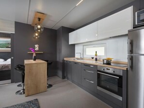 Kühlschrank, Mikrowelle, Ofen, Geschirrspüler