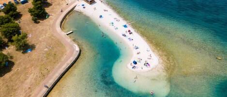 Una spiaggia nelle vicinanze