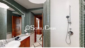 Een douche, een haardroger, een bidet, handdoeken