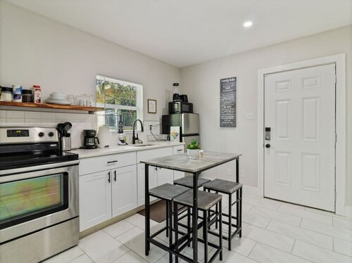 WeWelcome you to our 1 Bed 1 Bath Studio Unit B