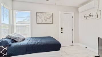 Een strijkplank/strijkijzer, gratis wifi, beddengoed