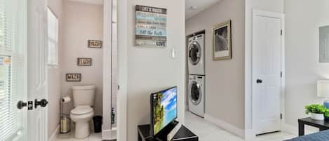 Planxa i posts de planxar, wifi gratuïta i roba de llit