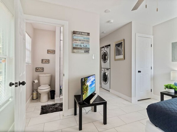 Une salle de bain moderne équipée de toilettes, d’un bidet et d’un lave-linge.