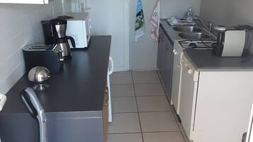 Een koelkast, een microgolfoven, een oven, een kookplaat