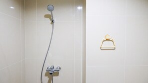 Studio | Badezimmer | Dusche, kostenlose Toilettenartikel, Handtücher