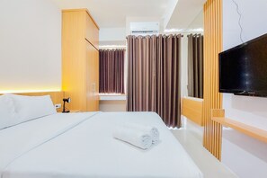 Studio | Individually decorated, individually furnished, free WiFi - Minimalist Studio Apartment At Serpong Garden (Cisauk)
