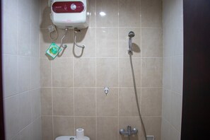 Căn hộ, 2 phòng ngủ | Phòng tắm | Buồng tắm vòi sen, đồ dùng nhà tắm miễn phí, khăn tắm 