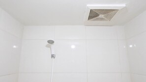 Studio | Badezimmer | Dusche, kostenlose Toilettenartikel, Handtücher
