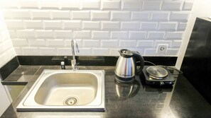 Studio | Eigene Küche | Kühlschrank, Herdplatte, Kochgeschirr/Geschirr/Besteck, Esstisch