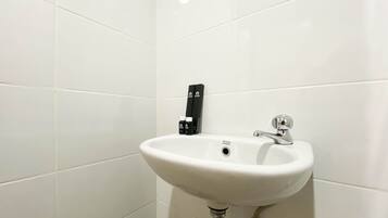 Apartment, 1 Bedroom | Bilik Mandi | Pancuran mandi, kelengkapan dandanan diri percuma, tuala disediakan