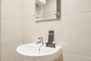 Studio | Salle de bain | Douche, articles de toilette (gratuits), serviettes fournies