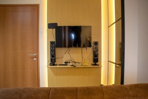 Living area - Modern And Classic 1Br At Evenciio Apartment (Depok)