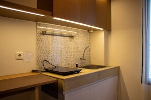 Private kitchen - Modern And Classic 1Br At Evenciio Apartment (Depok)