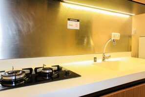 Studio | Private kitchen | Fridge, stovetop, cookware/dishes/utensils, dining tables - Warm Cozy Studio Room Signature Park Grande Apartment (Jakarta)